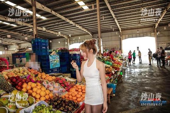 在爱丝的写真集中，禁闭舞鞋如何拯救一场尴尬的派对？