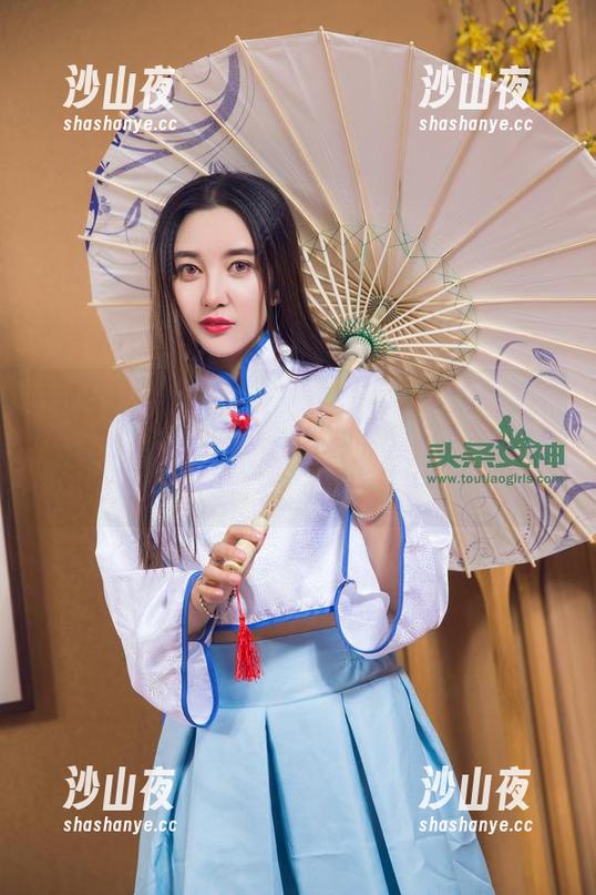 TouTiao头条女神 - 能不被杨曼妮的旗袍吸引吗？就算是散漫停留，作品里的细节也好有趣