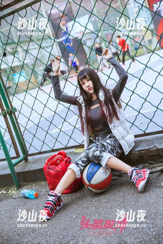 TouTiao头条女神 - 郭忆然最新图册，肉丝让我有些目不转睛啊！