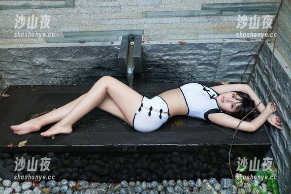 TuiGirl推女郎 - 打破单调的灰丝：看李丽莎如何在写真中玩转色彩无聊的边界