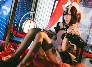 一组Vams子的蛇皮泳装写真，休闲和盛装之间的微妙平衡。