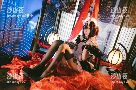 一组Vams子的蛇皮泳装写真，休闲和盛装之间的微妙平衡。