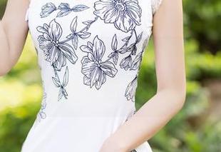 XIAOYU语画界 – 小热巴写真太有趣了，原图里的奶牛倒是挺淡定的！