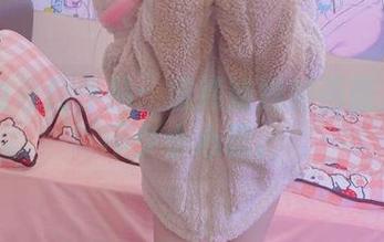 at鲨鱼私房作品：清纯妹妹的画面里藏着不少小心思。