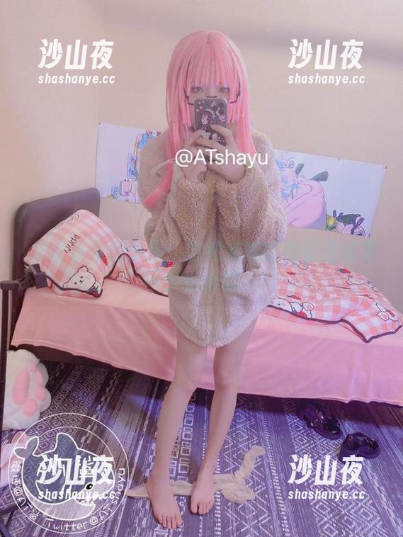 at鲨鱼私房作品：清纯妹妹的画面里藏着不少小心思。