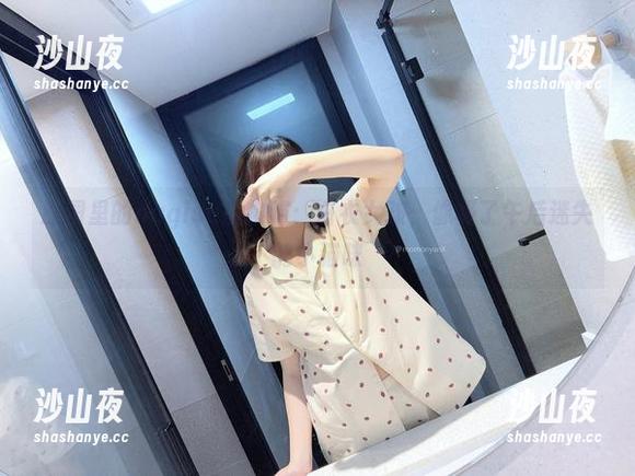 原图里的nagisa魔物喵：白衣女孩，像极了午后迷失的小猫咪