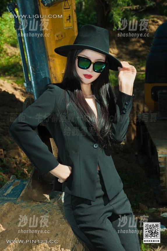 丽柜 - 牛仔裤拯救一切？Vicky在线写真给我答案。