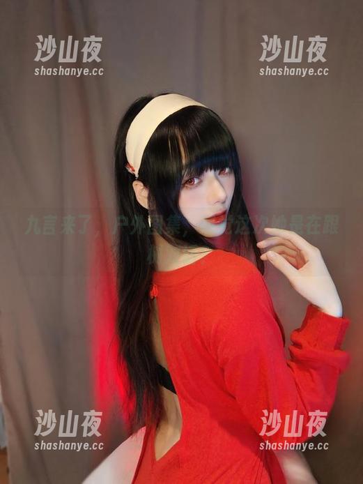 九言来了，户外图集，感觉这次她是在跟树对话？