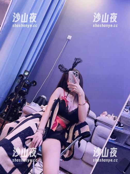 微密圈 - 兔宝妮to旅行拍摄作品：假装在走秀，实际上只是在躲蚊子！
