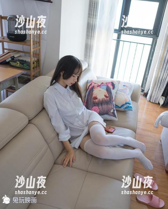 兔玩映画 兔玩映画来袭,最新作品肉丝搭小花裙,选得可真“有个性”,只见得喜欢前面的姿态。
