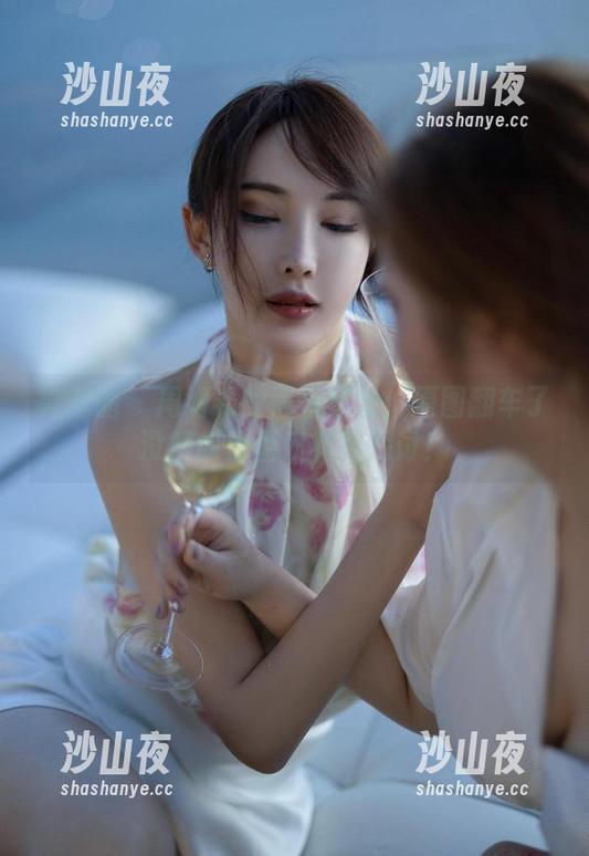 微密圈 - 周妍希的黑裙红丝：原图翻车了没？内购画质有待探讨！