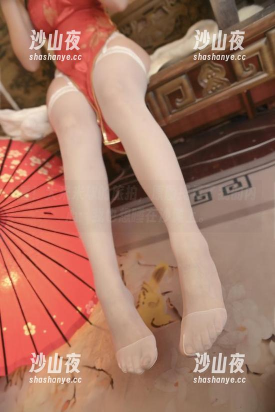 看！大米米球的旅拍，原图揭示了我的内心：我也想睡在沙滩上。