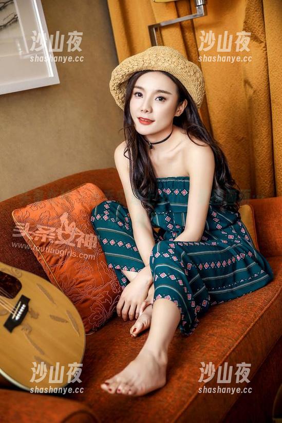 头条女神 - 当乔安遇上女仆，这图画面…呃，特别！