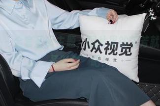 小众视觉 – 全套圣诞主题，图片里的芳芳就是那颗“圣诞树”吧！