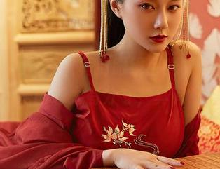 尤蜜荟 – 从不认真到眼镜目光，黄金宝儿的私房图包太有分寸，真有意思。