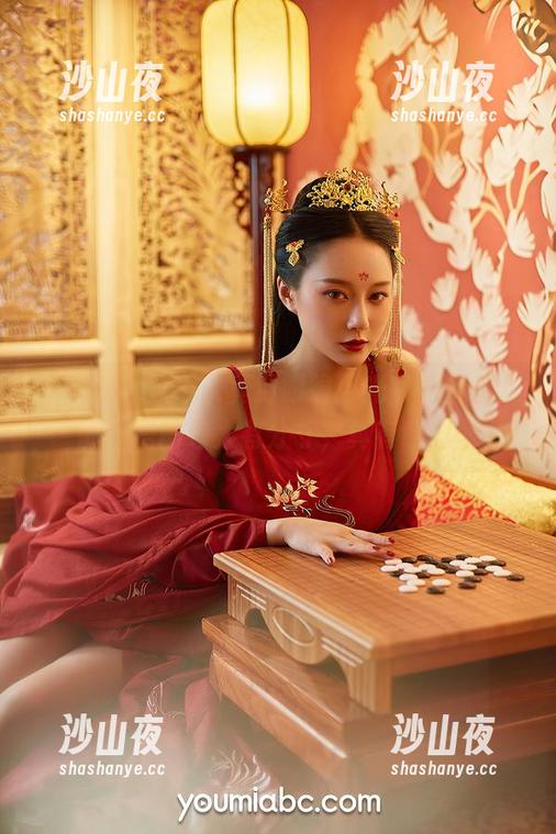 尤蜜荟 - 从不认真到眼镜目光，黄金宝儿的私房图包太有分寸，真有意思。