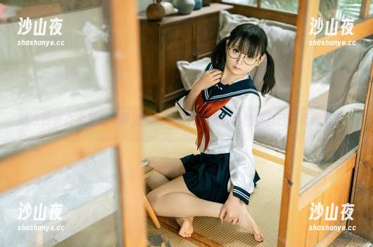 幼水铃衣在水里的“梦浴少女”照片，恍惚间感觉自己也要漂流了！