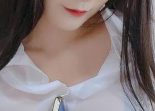 看，星澜想来杯珍珠奶茶福利在海边！图片里的那块石头也太会摆pose了吧？