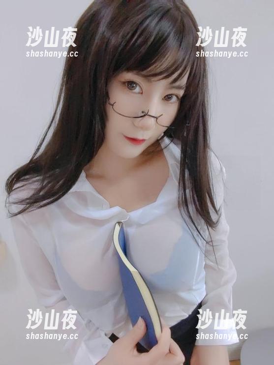 看，星澜想来杯珍珠奶茶福利在海边！图片里的那块石头也太会摆pose了吧？