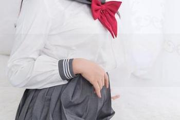 杏子夫人cos白色—这衣服的本事是把她所有的优点直接加持住了。