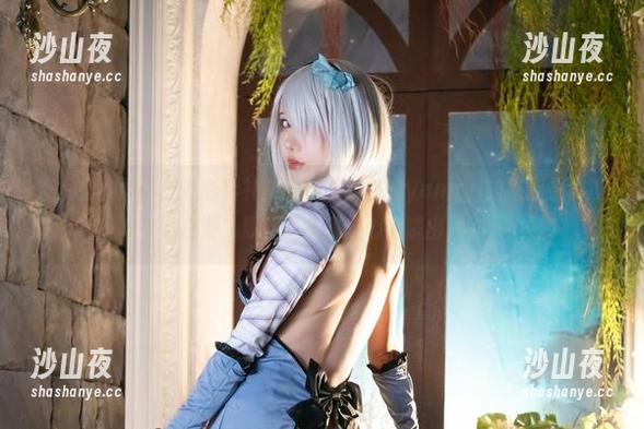 图片里的细节处处彰显礼服的精致，杨衣yangyi的搭配果然没有白费，原图看得我想心都跳出来。