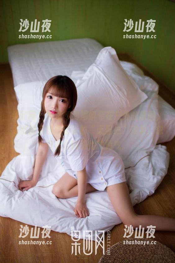 果团网-周妍希 果团网 - 真没想到周妍希在户外的原图,竟然能有如此显著的“无圣光”效果,忽然有些佩服她的勇气。