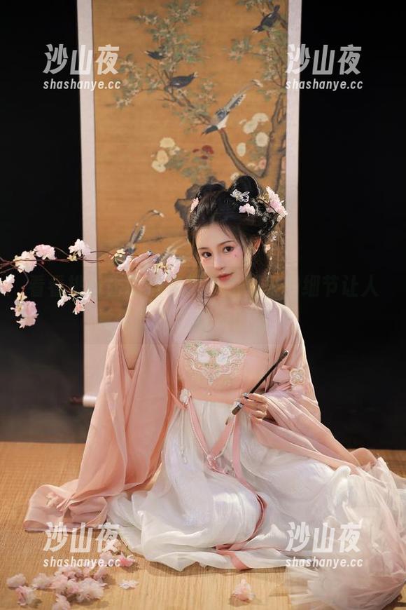 看看桃暖酱的睡衣吧，原图里的细节让人意外想象出整夜的温柔。