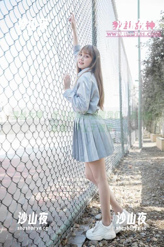 梦丝女神 - 乔儿的写真提醒我们：灰丝的诱惑，不止于视觉