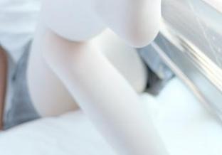 森萝财团 – 看这画面，匿名的白丝JK制服美少女，高清展示，忍不住羡慕她的气质。