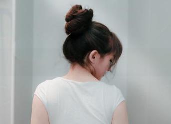 来自樱晚gigi的衬衫：写真里的无意暗示