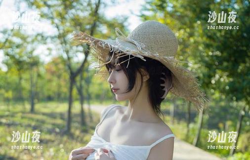 北风呼啸，浅安安在无圣光的陪伴下，隐约透露出少女独有的清新气质，值得一窥吧？