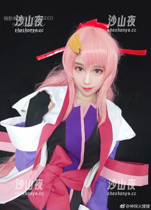 神探火狸狸的双人图包，好像把我带入了某种“奇怪”的次元