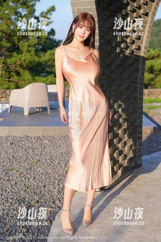 秀人网 - Manuela玛鲁娜的美臀条纹内衣合集？你能相信这些图片竟然让我陷入了思考…