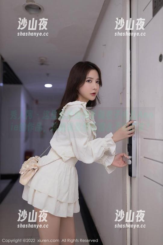 秀人网 - 这里的泳池似乎藏着子纯儿Annie的作品，难道资源都在潜水不肯出来？