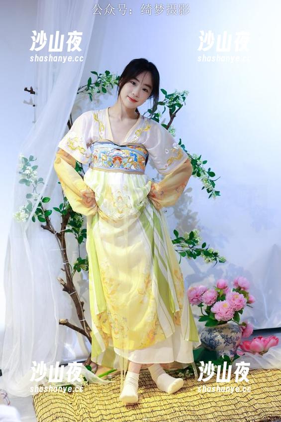 绮梦摄影-小艺 绮梦摄影 - 小艺的连体衣免费写真,听说连镜子都偷瞄了