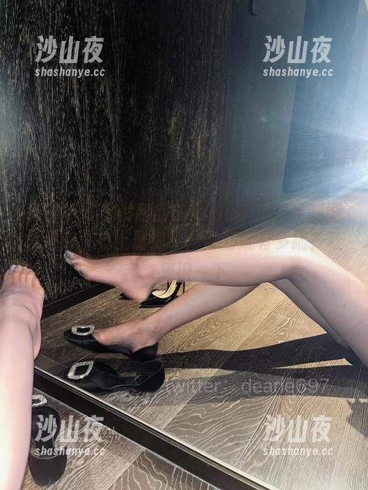 微密圈 - 听说脸红Dearie的这本定制图集号称“史上最细”，可到底有多细？让我来见识一下。