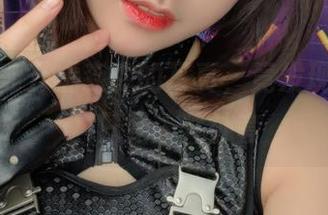 我偷偷翻开虎森森的写真，竟发现“秘密”只是一件外套