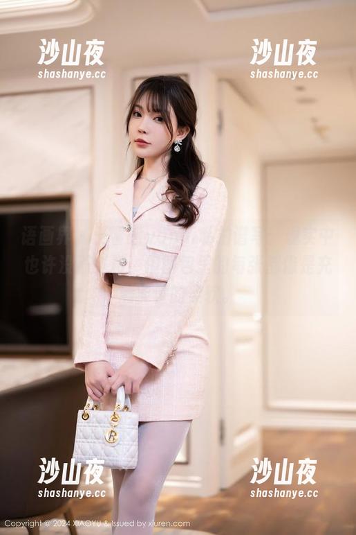 语画界 - 王馨瑶yanni私拍谱写：现实中也许没那么粉，但图包里的每张都像是充满能量的柔软。
