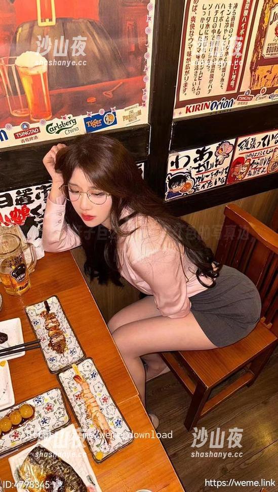 轩子巨2兔 微密圈 - 轩子巨2兔就在酒红色的写真边,明明暗暗