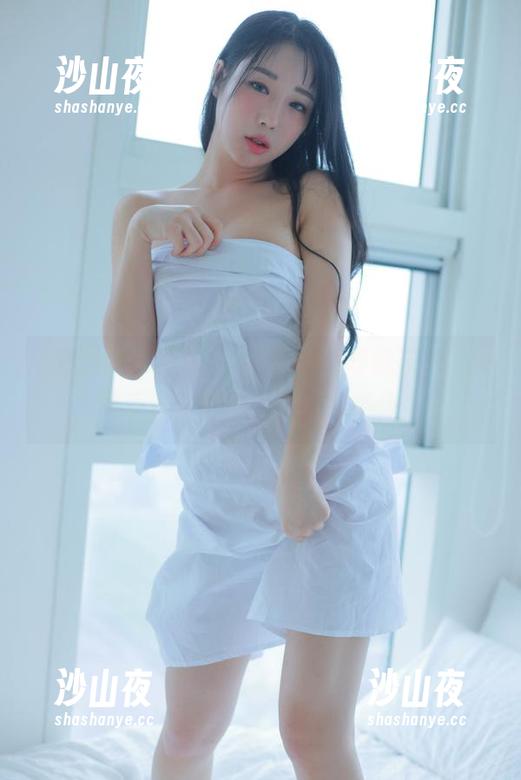 全套厨娘写真里，韩国CoCo好像在说“看，我不仅会做饭，还会做姿势”。