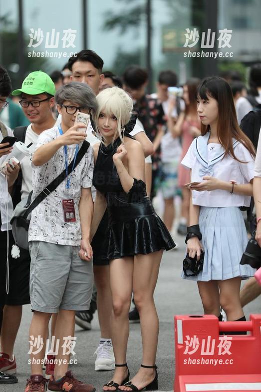 魔镜街拍-楼楼 魔镜街拍 - 白色连衣裙,楼楼的私密私拍,仿佛一阵风中飘散的花瓣,迷人又慵懒。