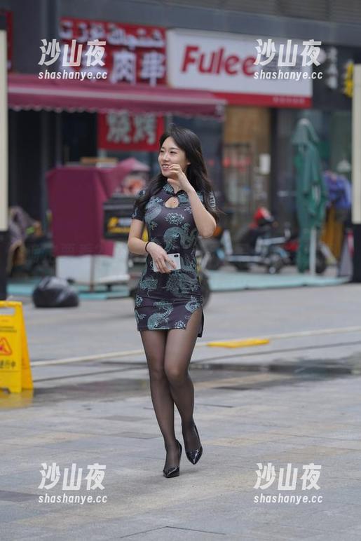 确定要看？魔镜街拍精选，黑丝苗条的图片让我磨磨蹭蹭…
